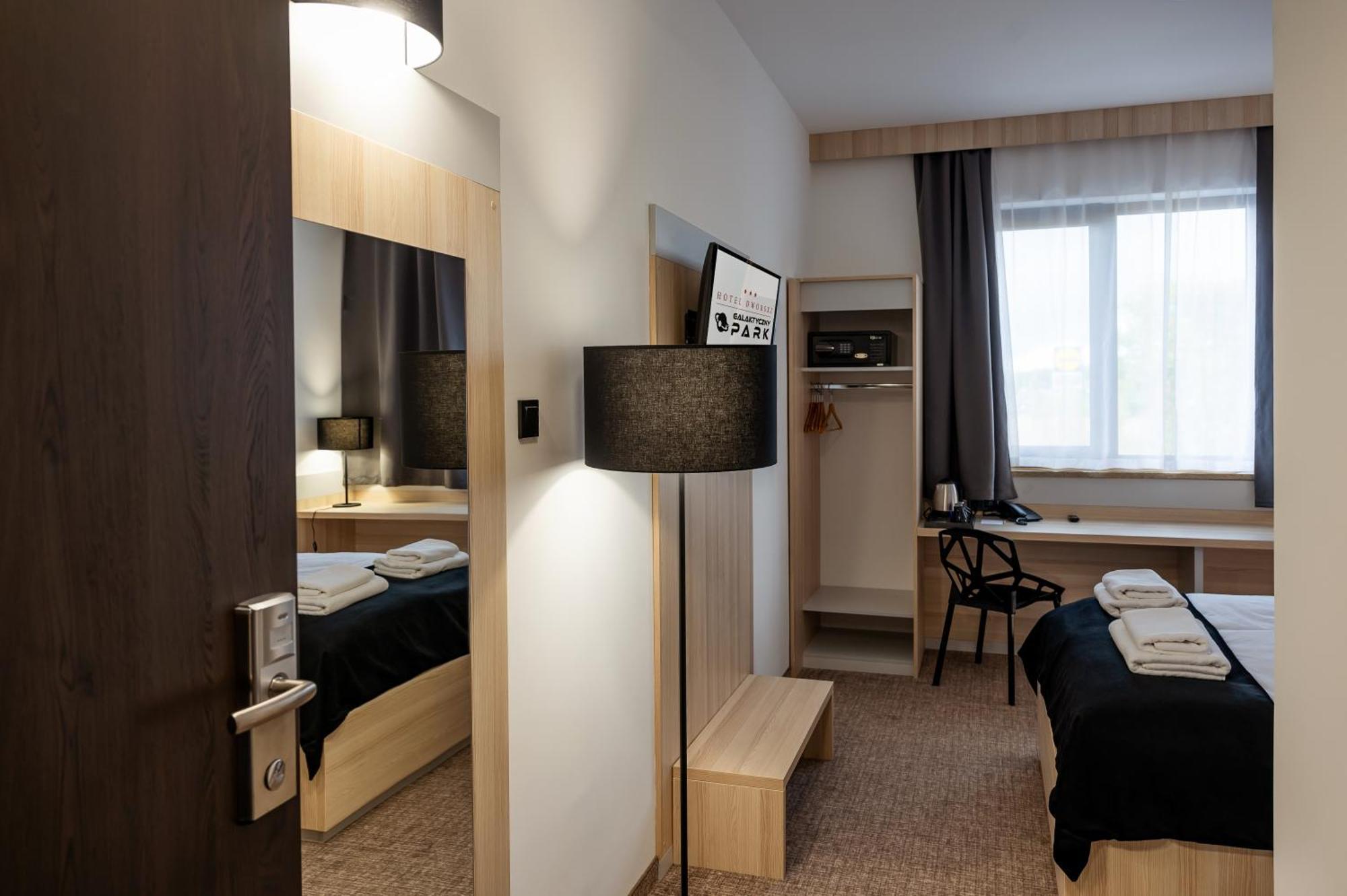 Hotel Dworski Galaktyczny Park Warzymice Buitenkant foto