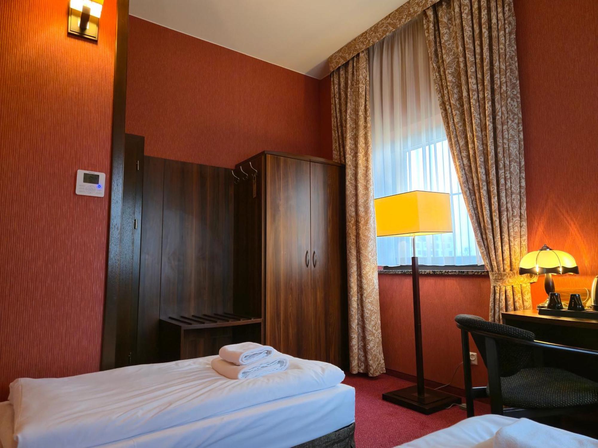 Hotel Dworski Galaktyczny Park Warzymice Buitenkant foto