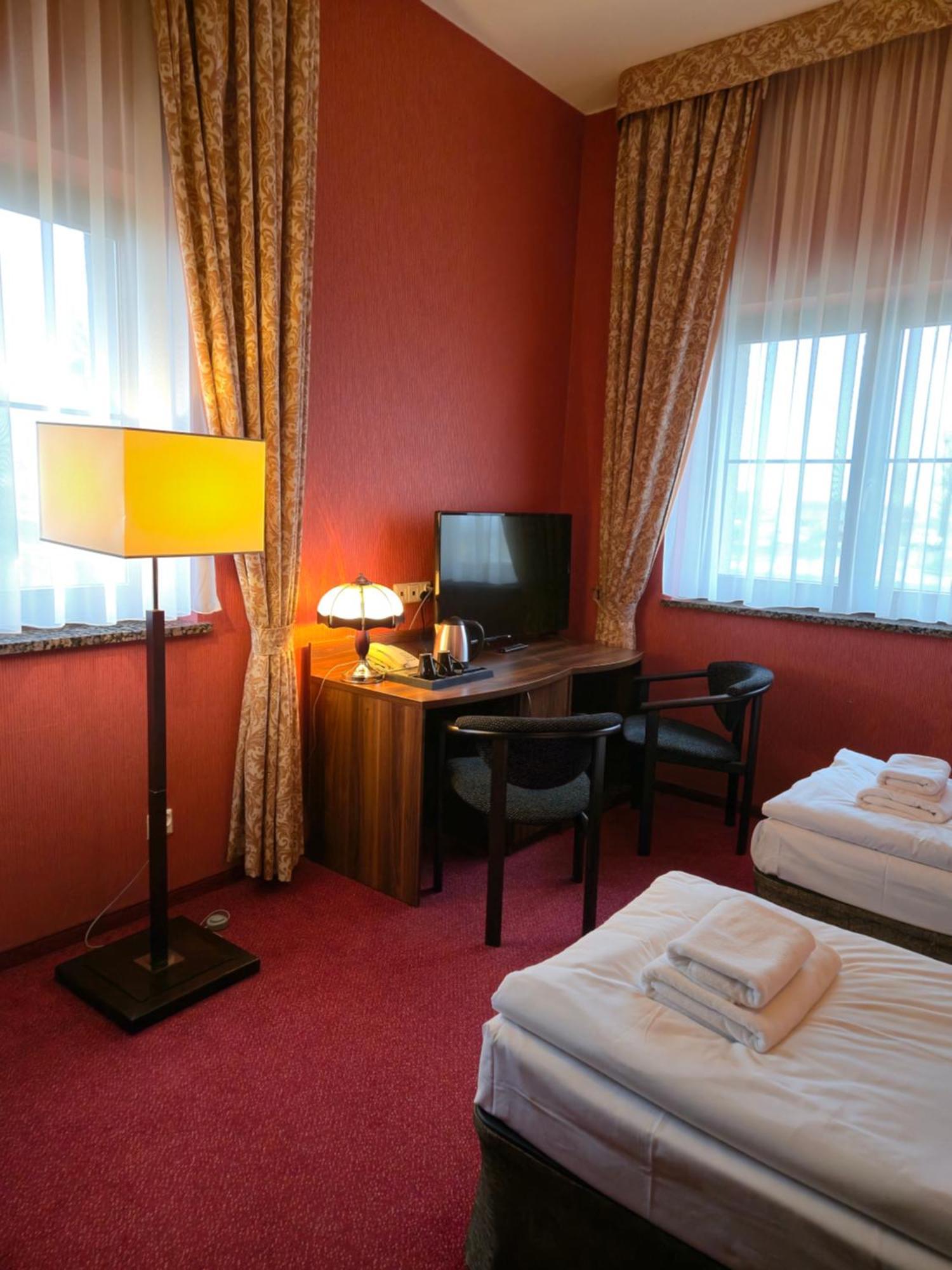 Hotel Dworski Galaktyczny Park Warzymice Buitenkant foto