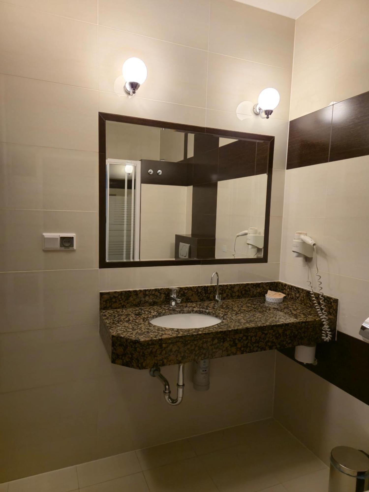 Hotel Dworski Galaktyczny Park Warzymice Buitenkant foto