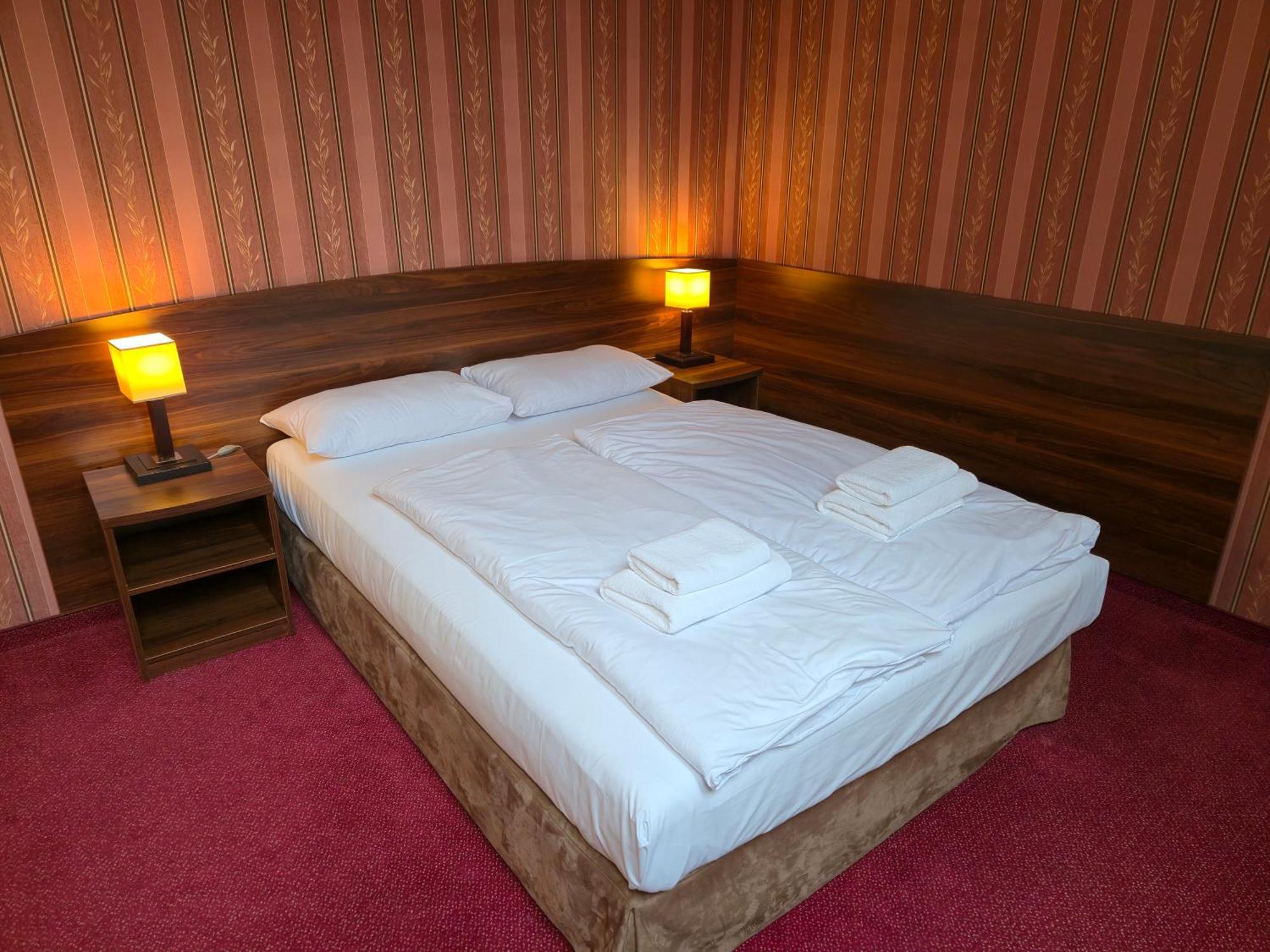 Hotel Dworski Galaktyczny Park Warzymice Buitenkant foto