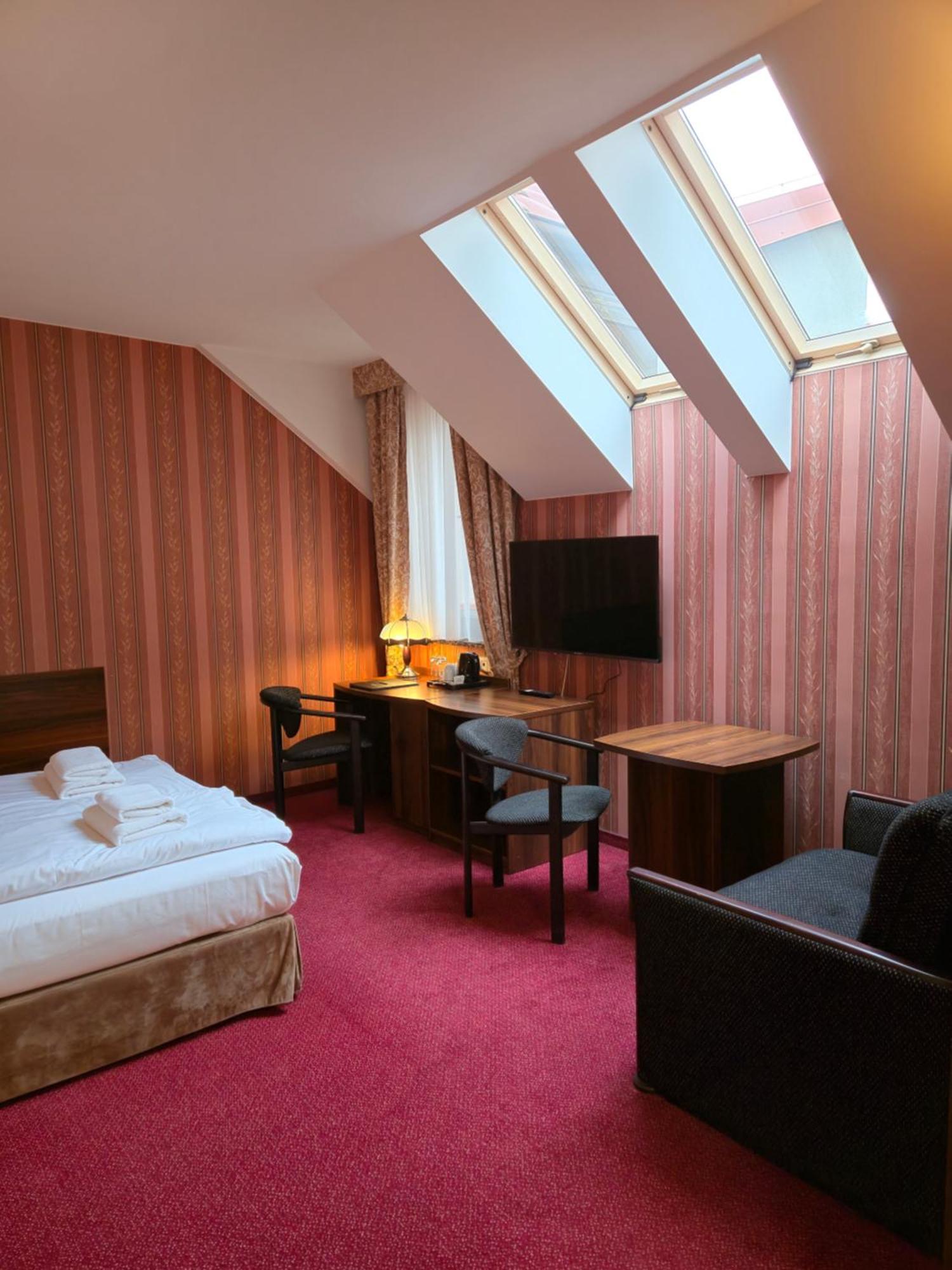 Hotel Dworski Galaktyczny Park Warzymice Buitenkant foto